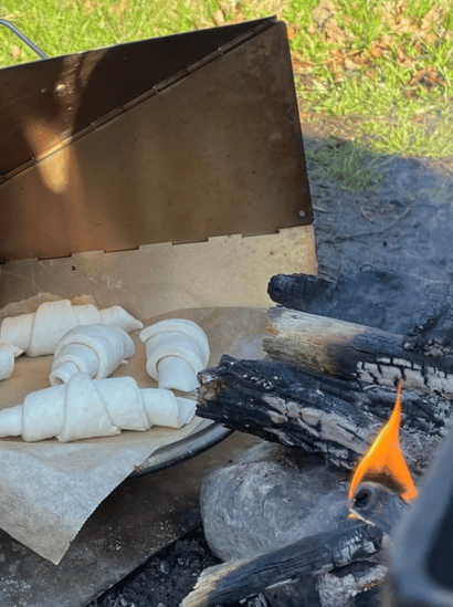 outdoor cooking med reflektorovn som bålmad